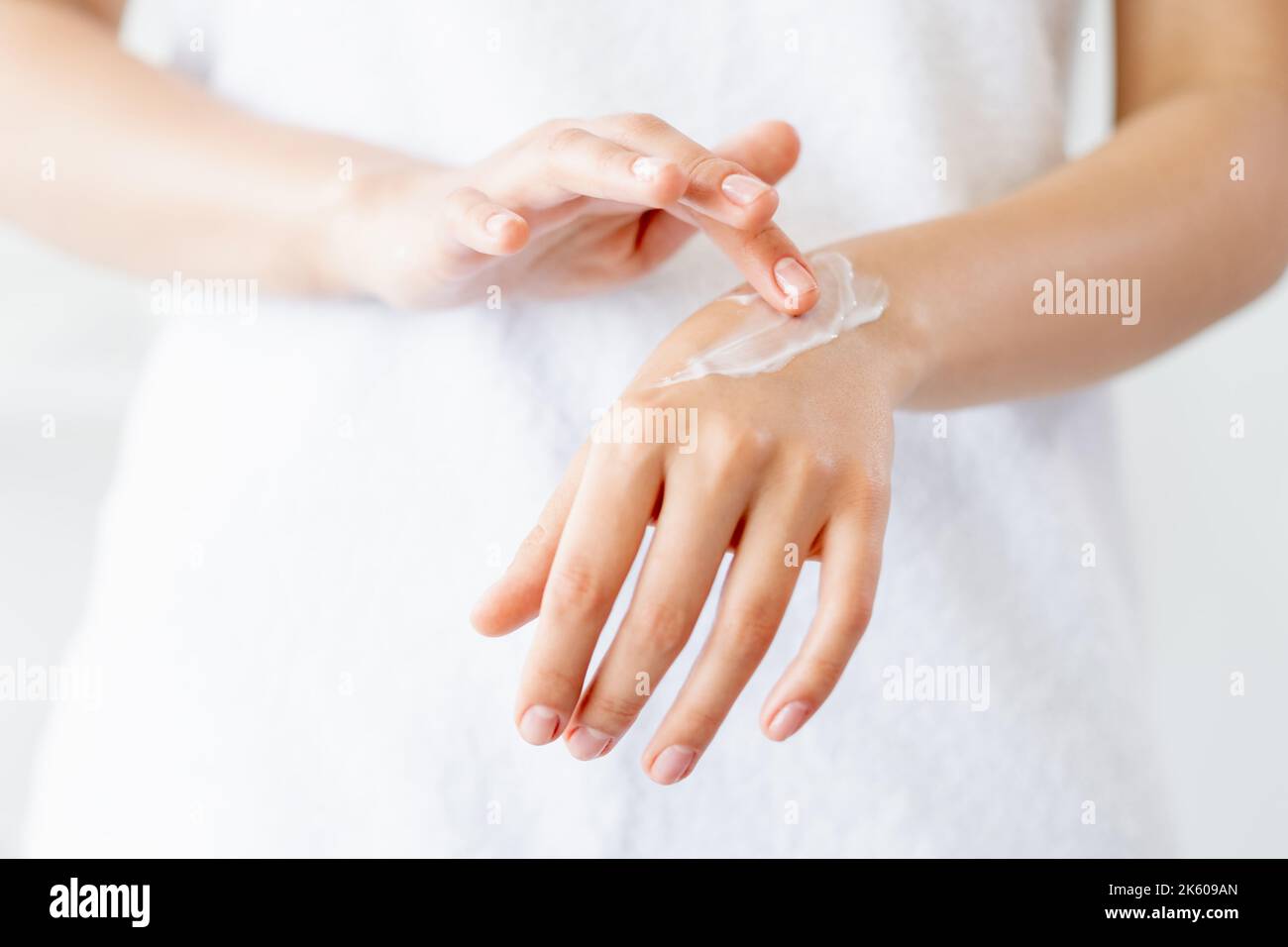 Handkosmetologie kosmetische feuchtigkeitsspendende Frauencreme Stockfoto