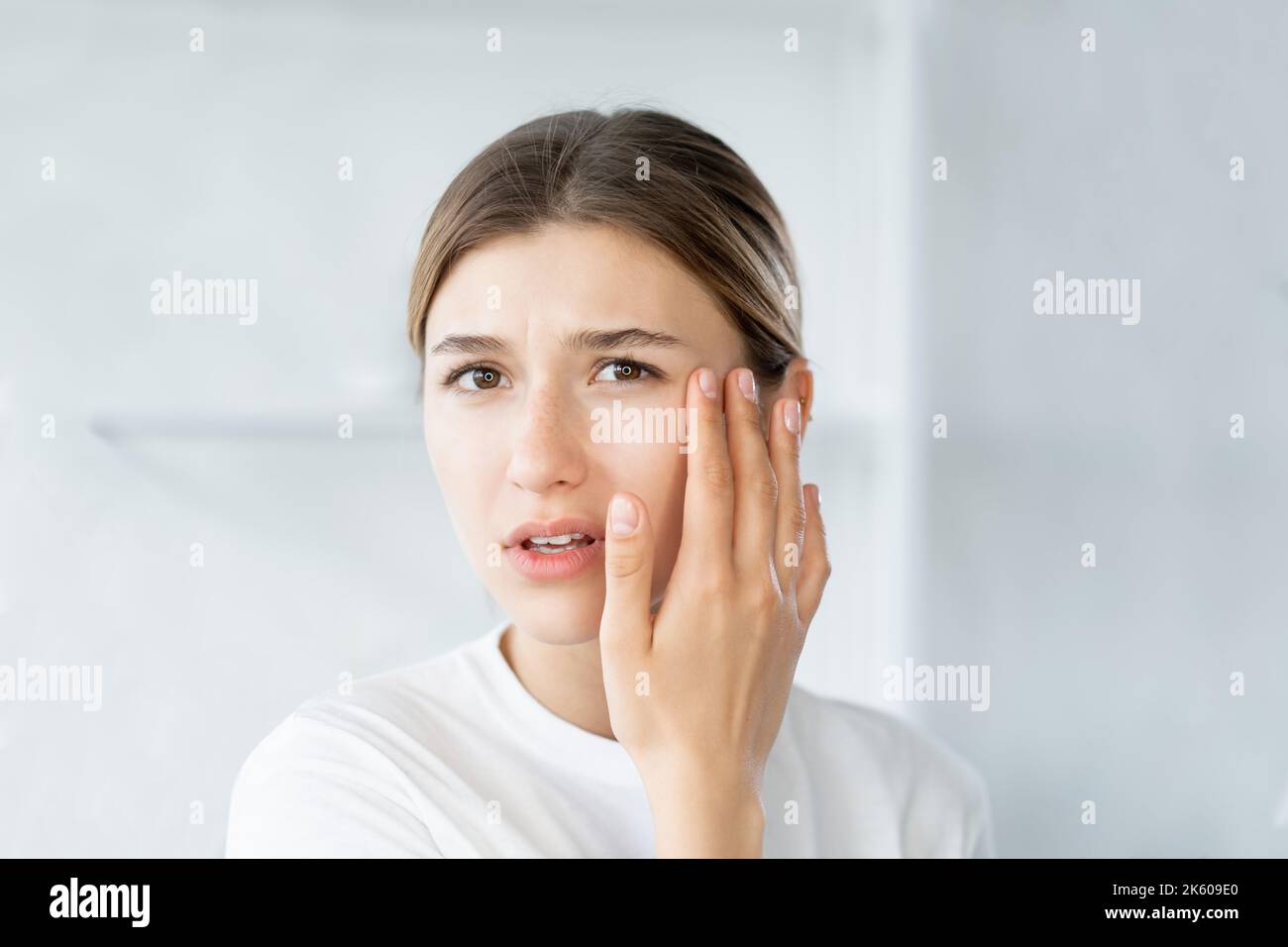 Augenfalten Haut Alterung junge Frau berühren Gesicht Stockfoto