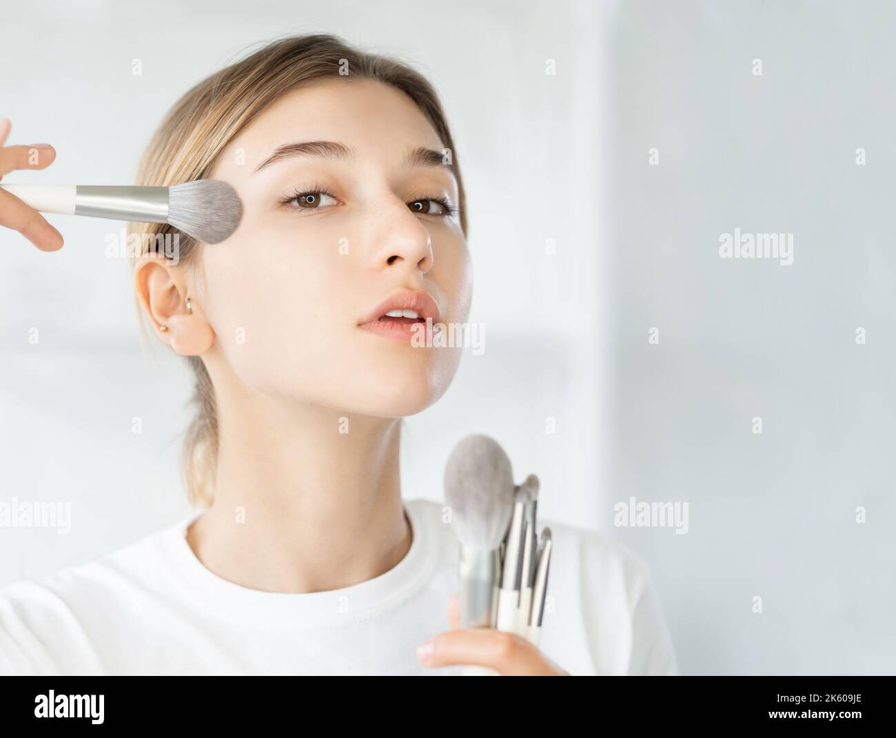 Make-up Künstler kosmetische Anwendung Frau Pinsel Haut Stockfoto