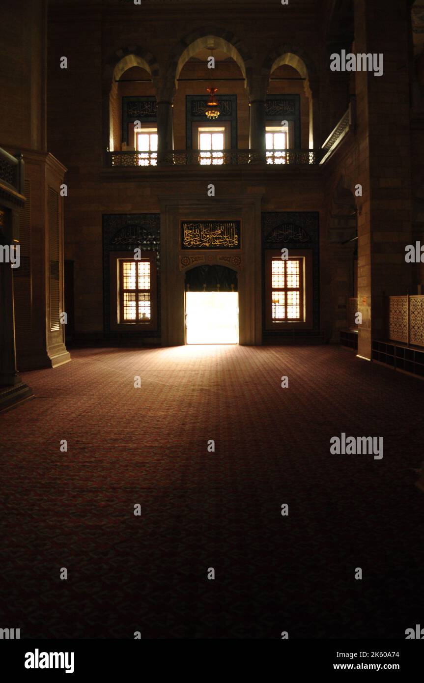 Das weiße spirituelle Licht, das in die Adana Sabanci Central Mosque eindringt. Idee des islamischen Gotteshauses. Vertikales Foto. Keine Menschen, niemand. Stockfoto