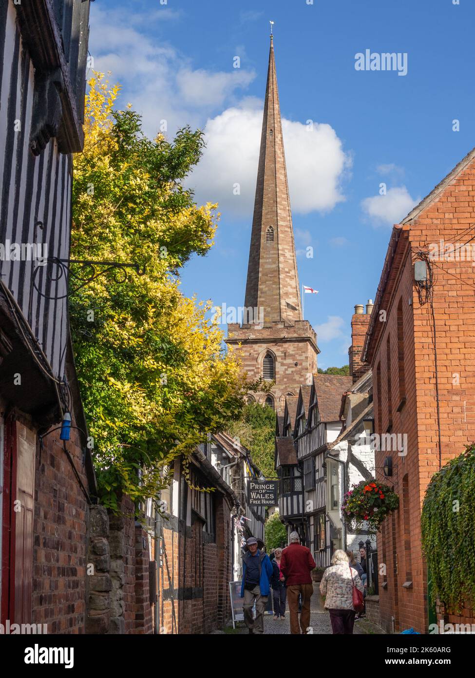 Straßenszene, in der historischen Church Lane, Ledbury, Herefordshire, Großbritannien; Kopfsteinpflaster und Fachwerkgebäude Stockfoto