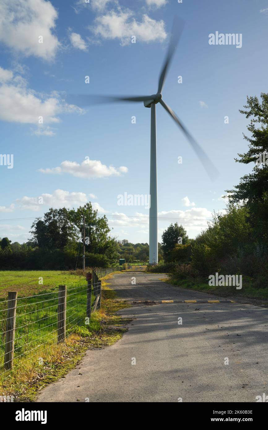 Das Bild zeigt die Bewegung einer horizontalen Achse mit leicht verschwommenen Rotorblättern in South Staffordshire im Vereinigten Königreich Stockfoto