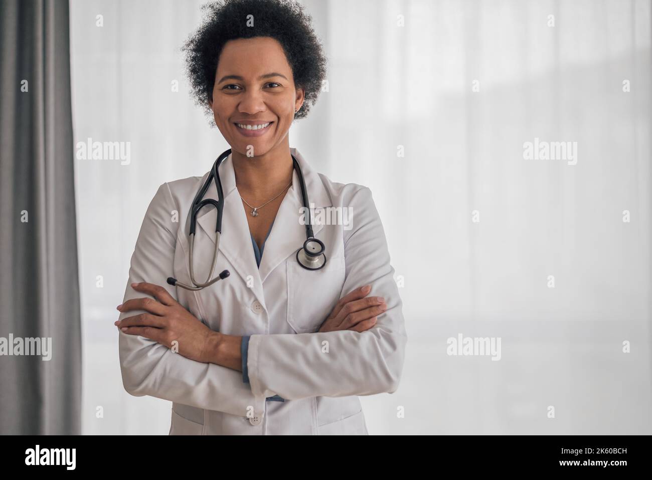 Bild eines weiblichen Lockenhaarkopfes der Operation, der in ihrem Krankenhaus eine gute Arbeit geleistet hat. Stockfoto