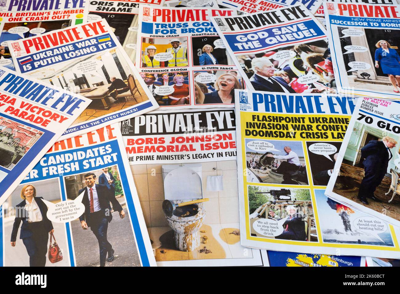 Sammlung von Titelseiten des Magazins Private Eye News und current Affairs mit 2022 Schlagzeilen über die britische Regierung, den Tod von Queen und den Ukraine-Krieg Stockfoto