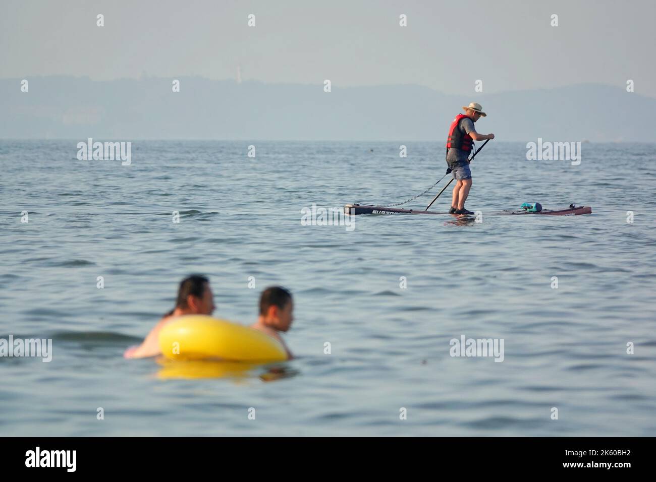 Bürger nehmen an Wassersport in Yantai, Provinz Shandong, China, 2. August 2022 Teil. Stockfoto