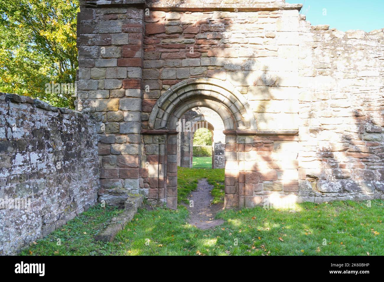 Überreste eines romanischen Torbosses im White Ladies Priory, auch bekannt als St. Leonard's Priory, Shropshire, Großbritannien Stockfoto