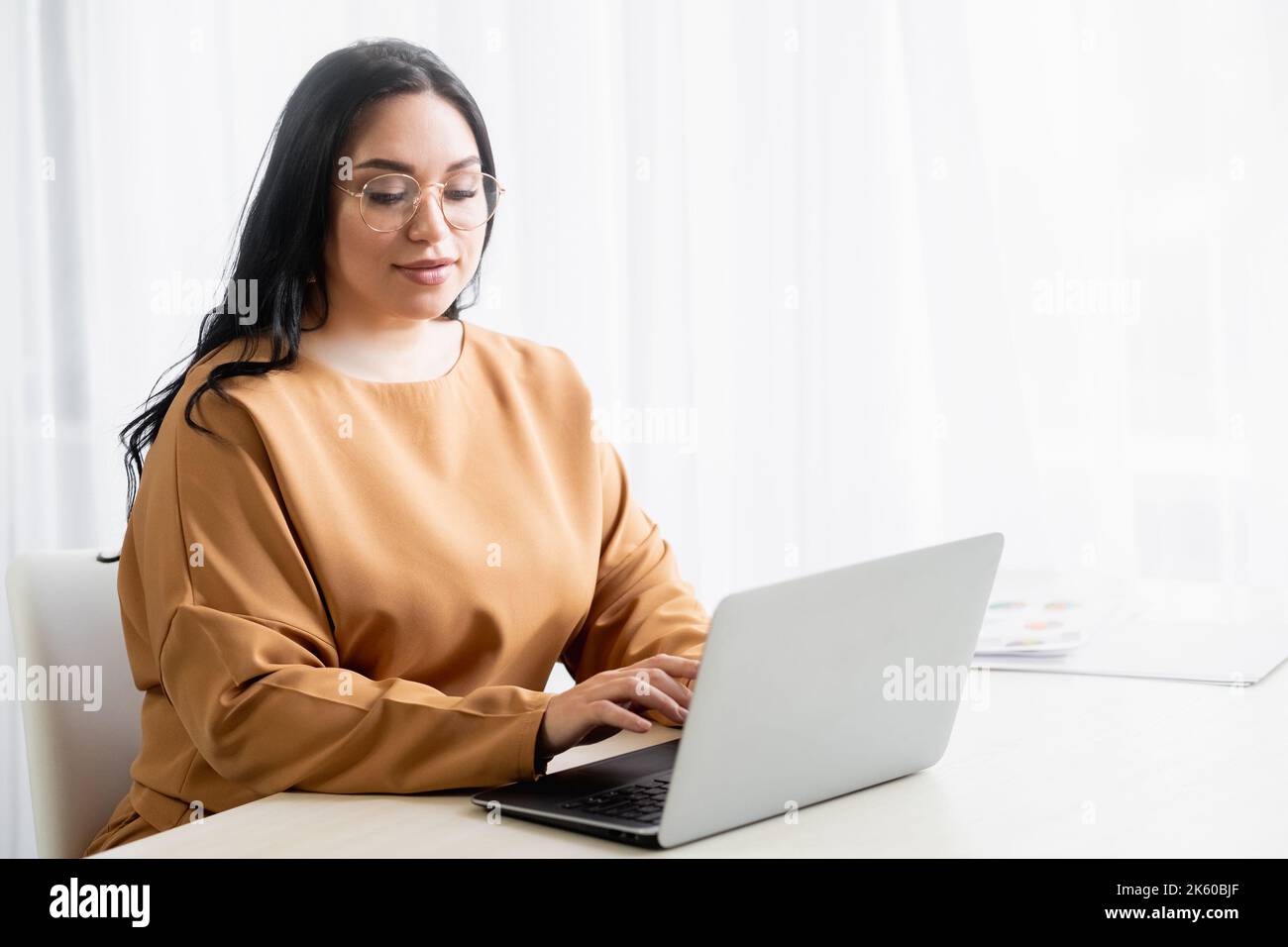 Smart Frau freiberuflich arbeiten Online-Kommunikation Stockfoto