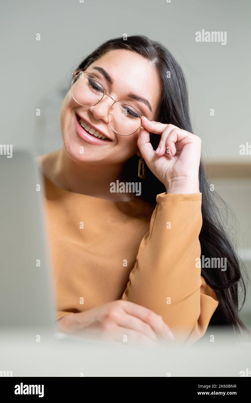 Arbeit flirten glücklich Frau stilvoll positiv aussehen Stockfoto