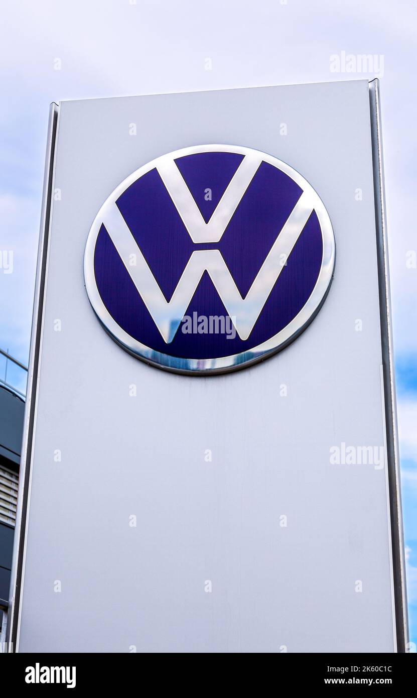 Samara, Russland - 5. Juni 2022: Volkswagen Händler unterschreiben gegen den Himmel. Volkswagen ist der größte deutsche Automobilhersteller Stockfoto