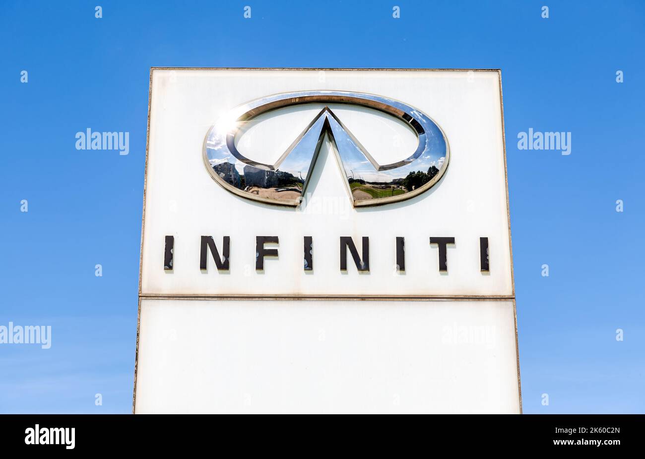 Samara, Russland - 18. Juni 2022: Unendlichkeits-Händlerschild mit dem Logo. Infiniti ist die Luxusfahrzeug-Sparte des japanischen Automobilherstellers Nissan Stockfoto