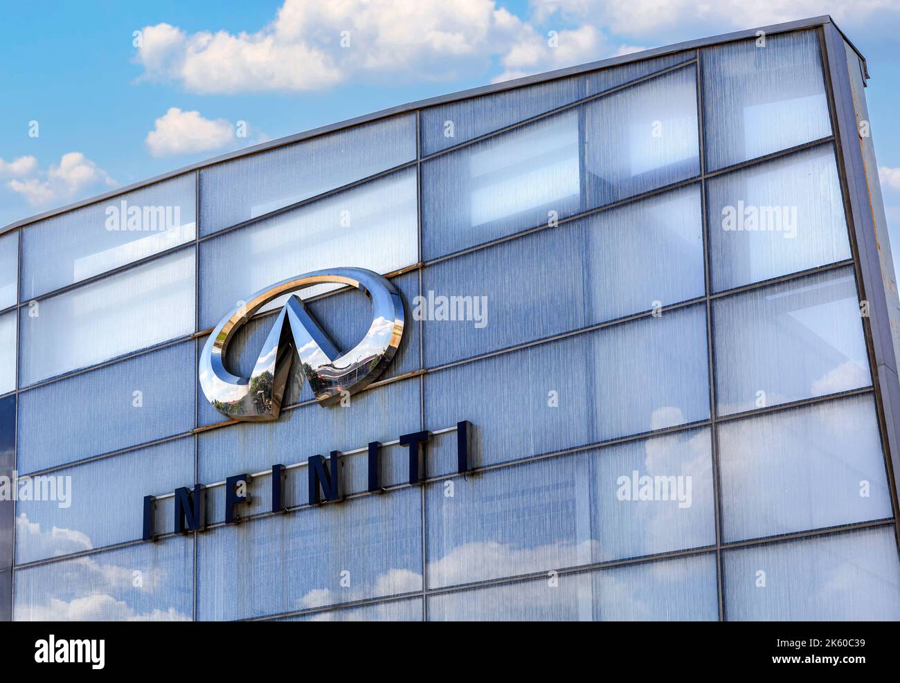 Samara, Russland - 18. Juni 2022: Unendlichkeits-Händlerschild mit dem Logo. Infiniti ist die Luxusfahrzeug-Sparte des japanischen Automobilherstellers Nissan Stockfoto
