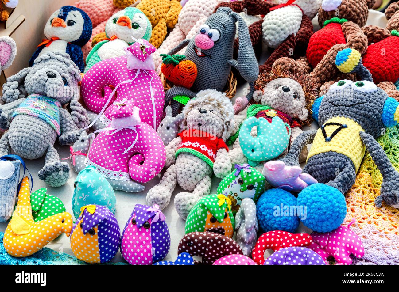 Samara, Russland - 16. Juli 2022: Verkauf verschiedener gestrickter Plüschtiere im Stadtpark Stockfoto