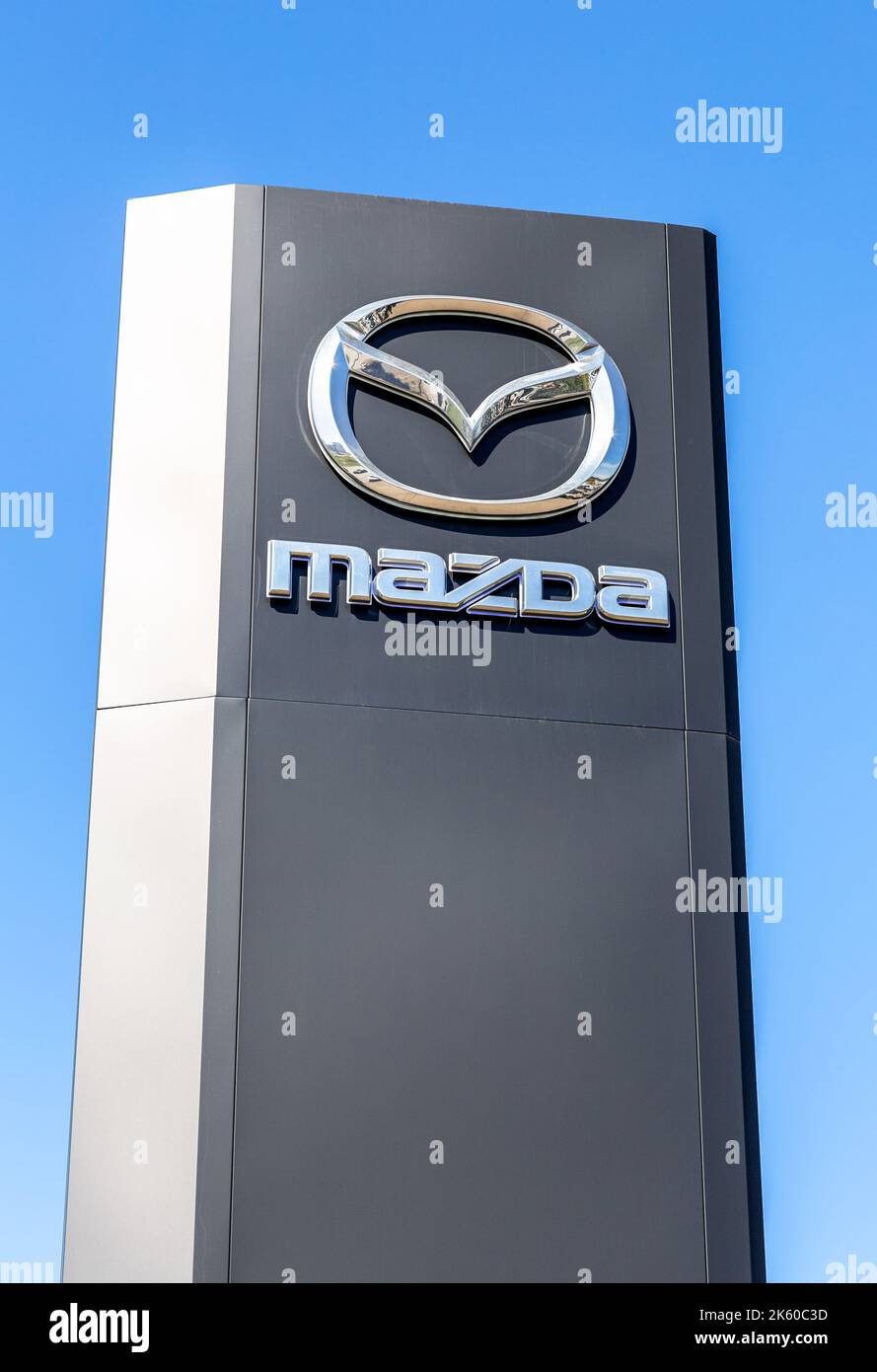 Samara, Russland - 08. Mai 2022: Mazda Händler Zeichen vor einem blauen Himmel Hintergrund Stockfoto