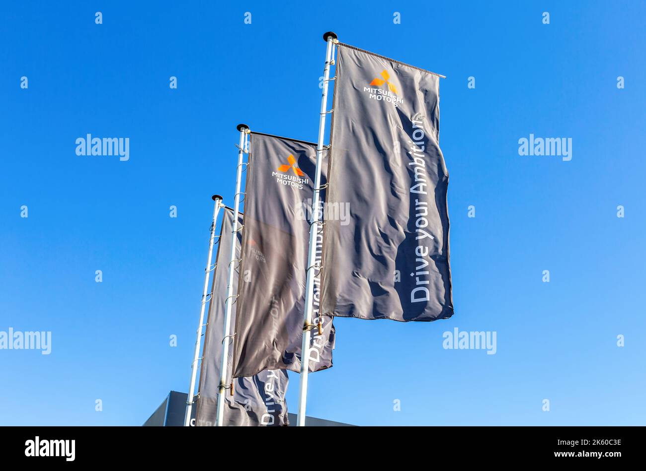 Samara, Russland - 08. Mai 2022: Flaggen des offiziellen Händlerbetriebs unterschreiben Mitsubishi Motors gegen einen blauen Himmel Stockfoto