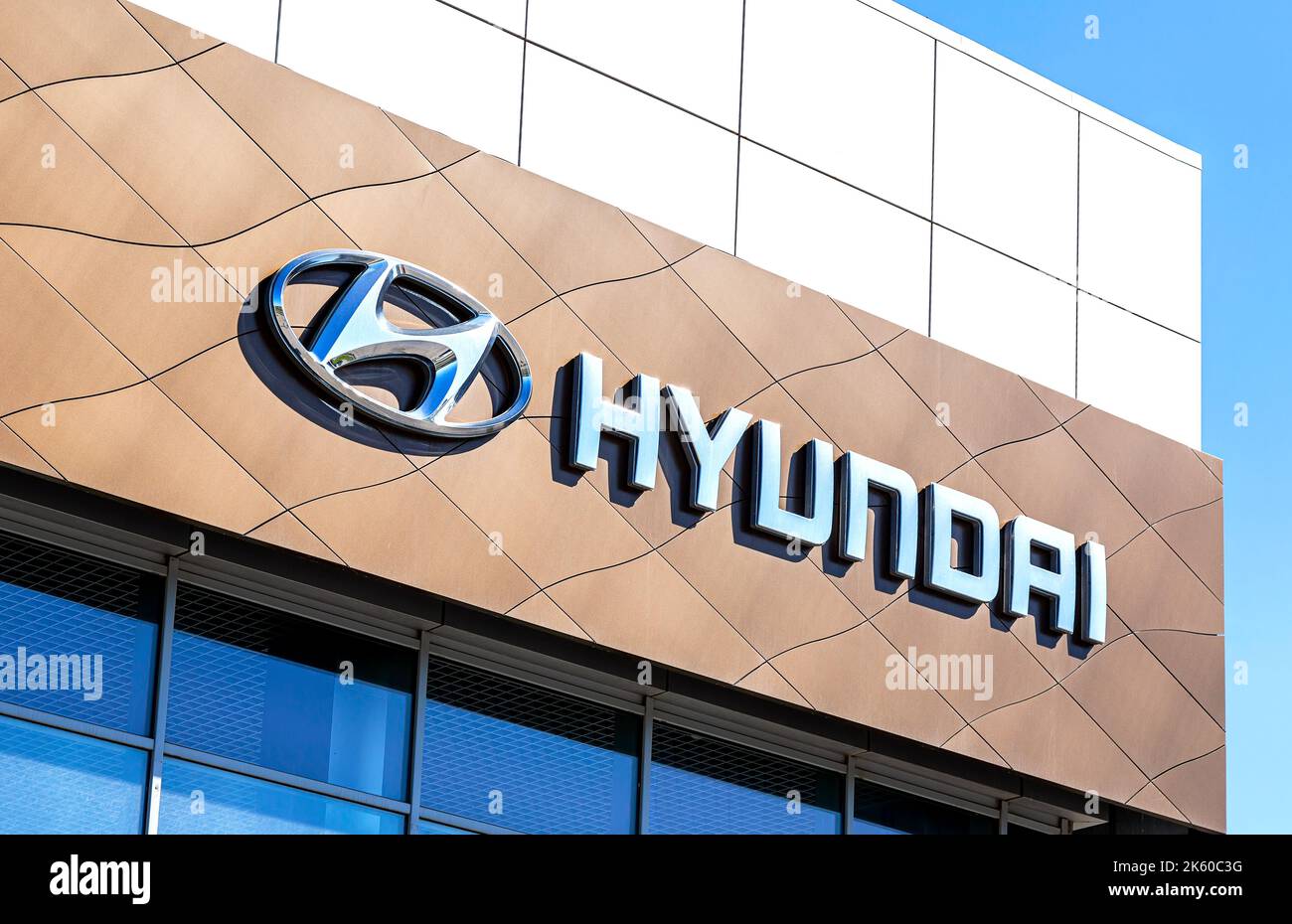 Samara, Russland - 8. Mai 2022: Hyundai-Logo auf dem Fassadenhaus Stockfoto