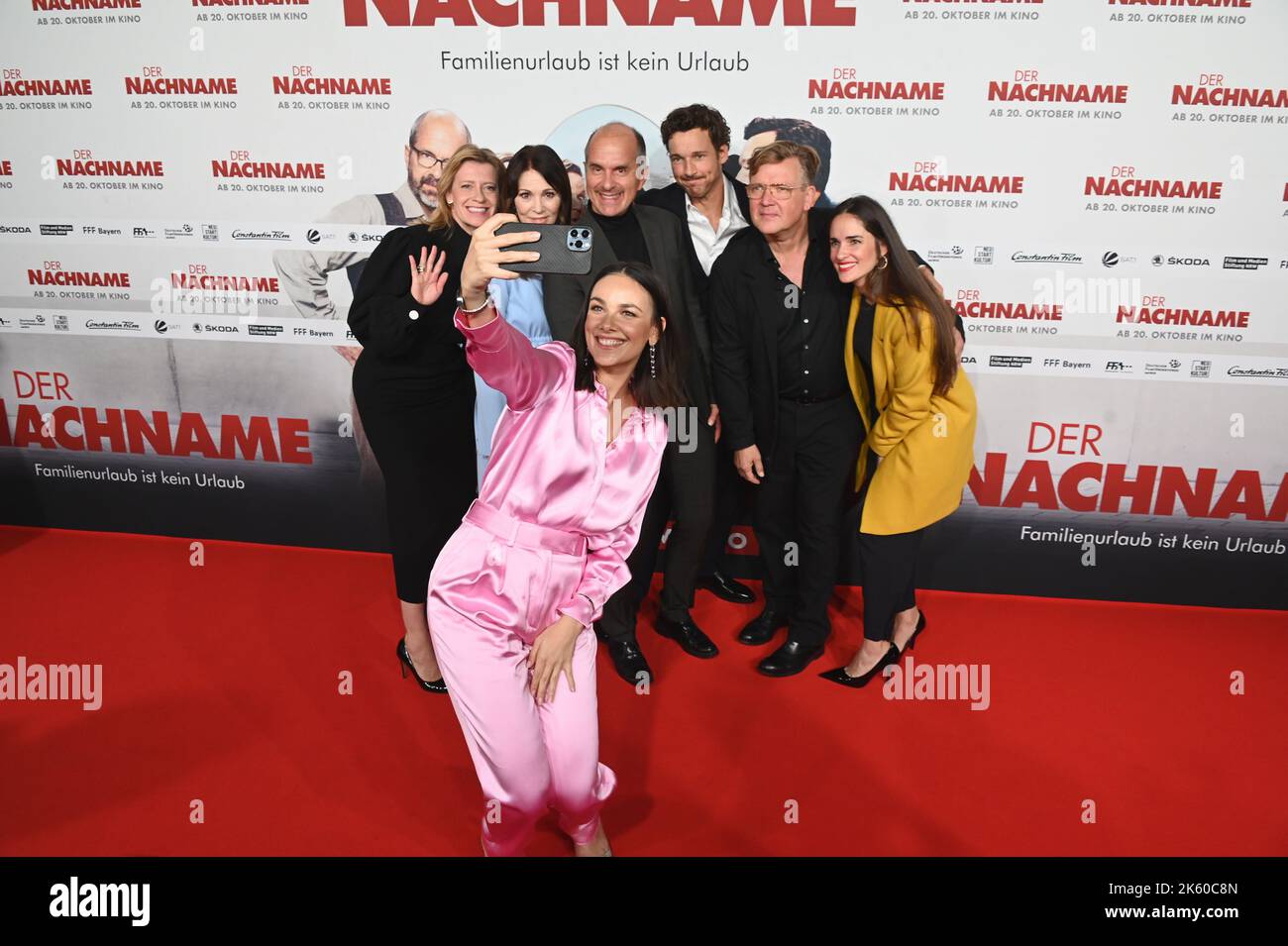 Köln, Deutschland. 09. Oktober 2022. Die Schauspielerin Janina Uhse nimmt ein Selfie der Kollegen Caroline Peters, Iris Berben, Christoph Maria Herbst, Florian David Fitz, Justus von Dohnany und Elena Sancho Pereg, l-r, bei der Premiere der Filmkomödie der Nachname im Kölner Cinedom auf. Der Film läuft ab 20,10. Im Kino Credit: Horst Galuschka/dpa/Alamy Live News Stockfoto