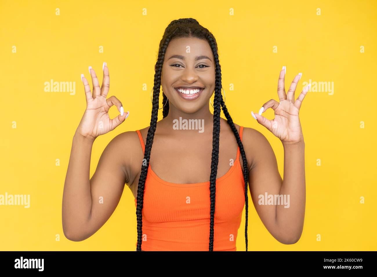 ok Zeichen Zustimmung Geste fröhliche afrikanische Frau Stockfoto