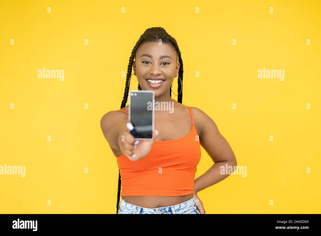Handy-App Handy-Anzeige mit Empfehlung afrikanischer Frau Stockfoto