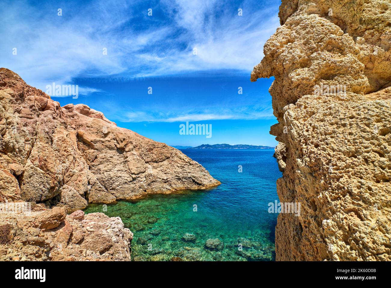 Griechische Insellandschaft, Kalksteinfelsen, azurblaues Meer, blauer Himmel, Urlaub. Idyllisches Reiseziel, Sommerurlaub. Stockfoto