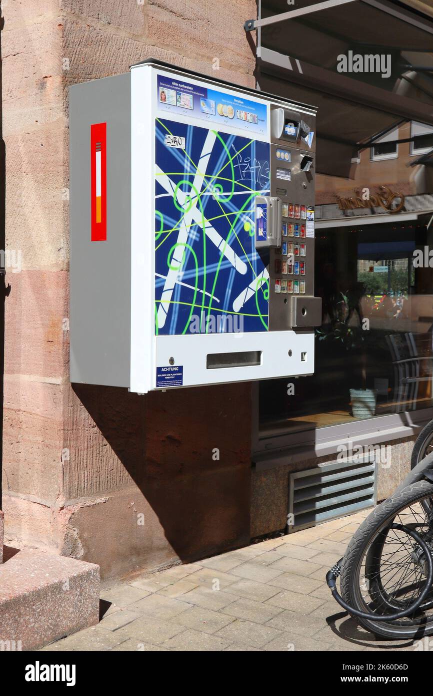 NÜRNBERG, DEUTSCHLAND - 6. MAI 2018: Zigarettenautomat in Nürnberg, Deutschland. Die Maschinen sind in Deutschland weit verbreitet. Sie führen Alterskontrollen durch Stockfoto