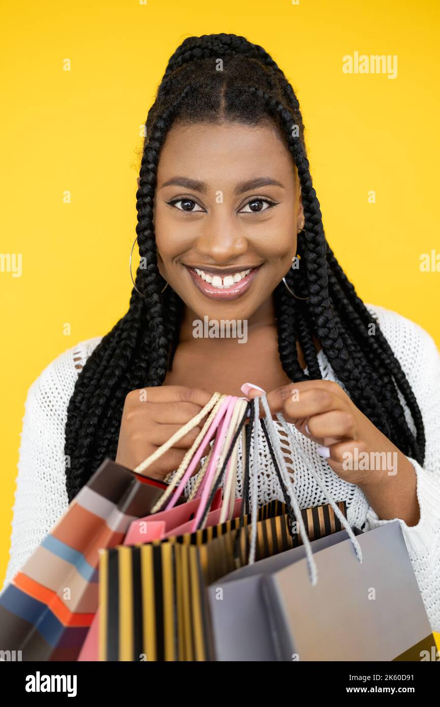 Frau shopaholic Shopping Verkauf afrikanischen Shop Taschen Stockfoto