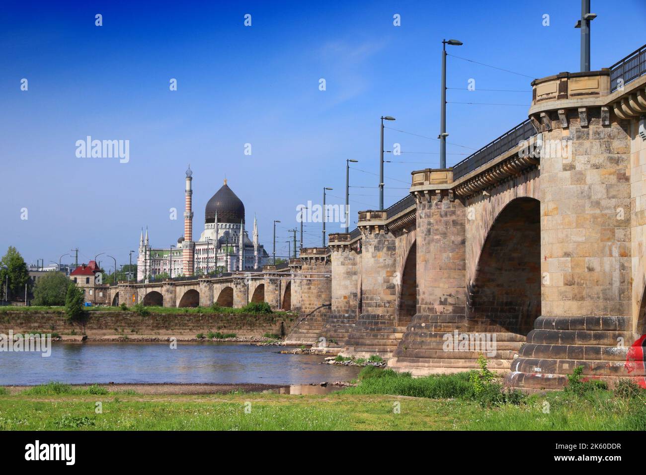Marienbrücke (Marienbrücke) über die Elbe in Dresden. Stockfoto