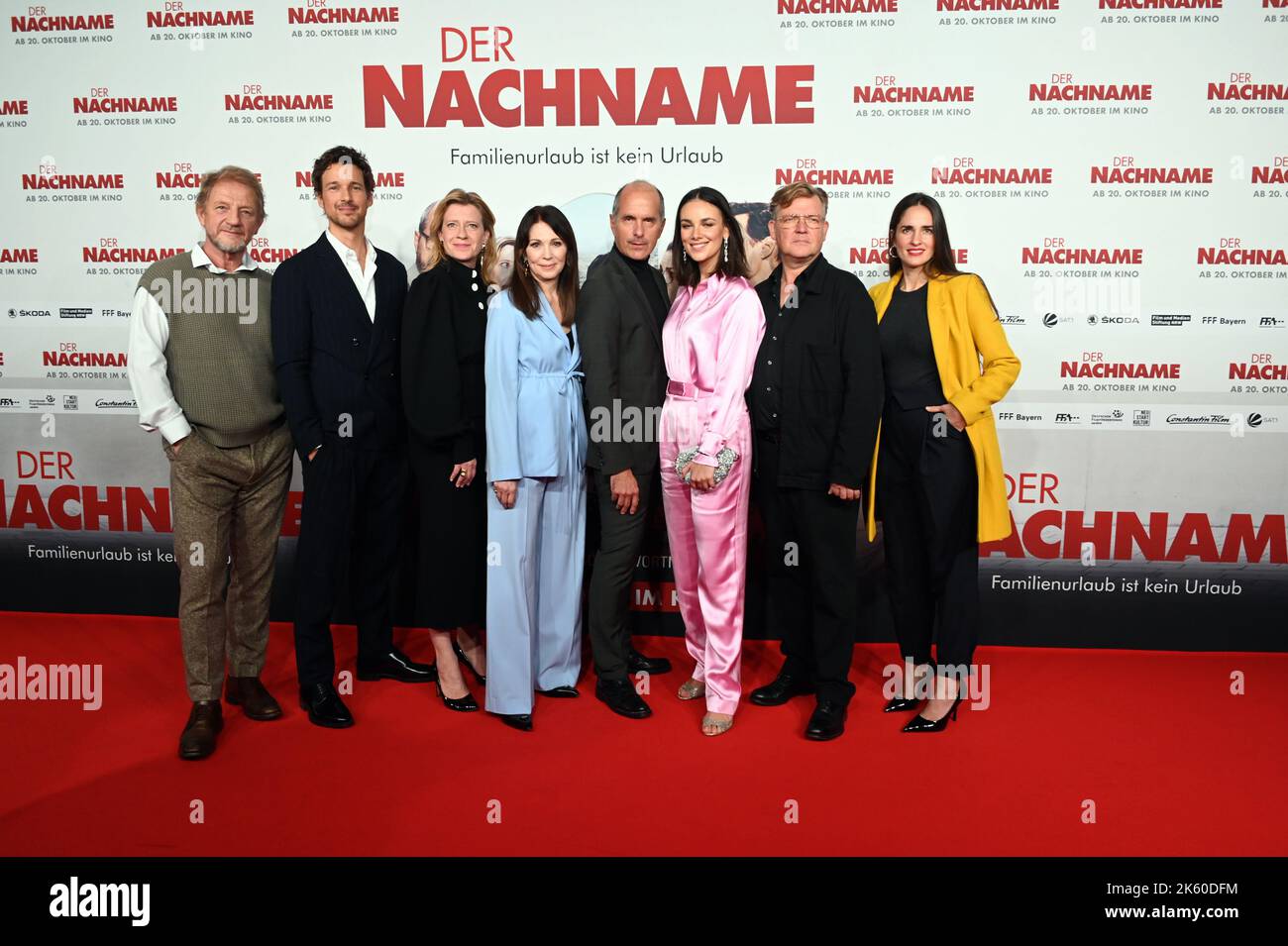 Köln, Deutschland. 09. Oktober 2022. Regisseur Soenke WORTMANN, l-r, Schauspieler Florian David FITZ Schauspielerin Caroline PETERS Schauspielerin Iris BERBEN Schauspieler Christoph Maria HERBST Schauspielerin Janina UHSE Schauspieler Justus von DOHNANYI, Schauspielerin Elena SANCHO PEREG kommt zur Premiere der Filmkomödie der Nachname im Kölner Cinedom. Der Film läuft ab 20,10. Im Kino Credit: Horst Galuschka/dpa/Horst Galuschka dpa/Alamy Live News Stockfoto