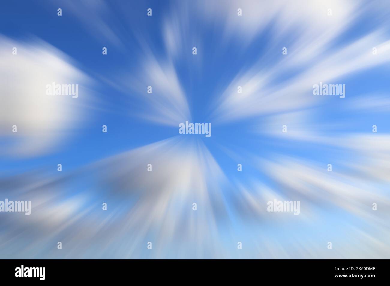 Schneller, blauer Himmel. Schneller Flug abstrakter Hintergrund. Stockfoto