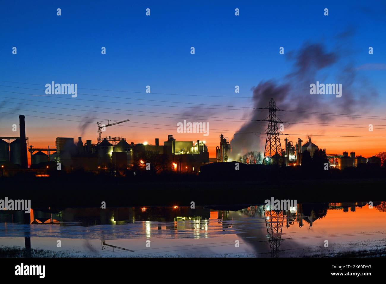 Rauch aufsteigenden petrochemischen Anlage bei Sonnenuntergang selby vereinigtes Königreich Stockfoto