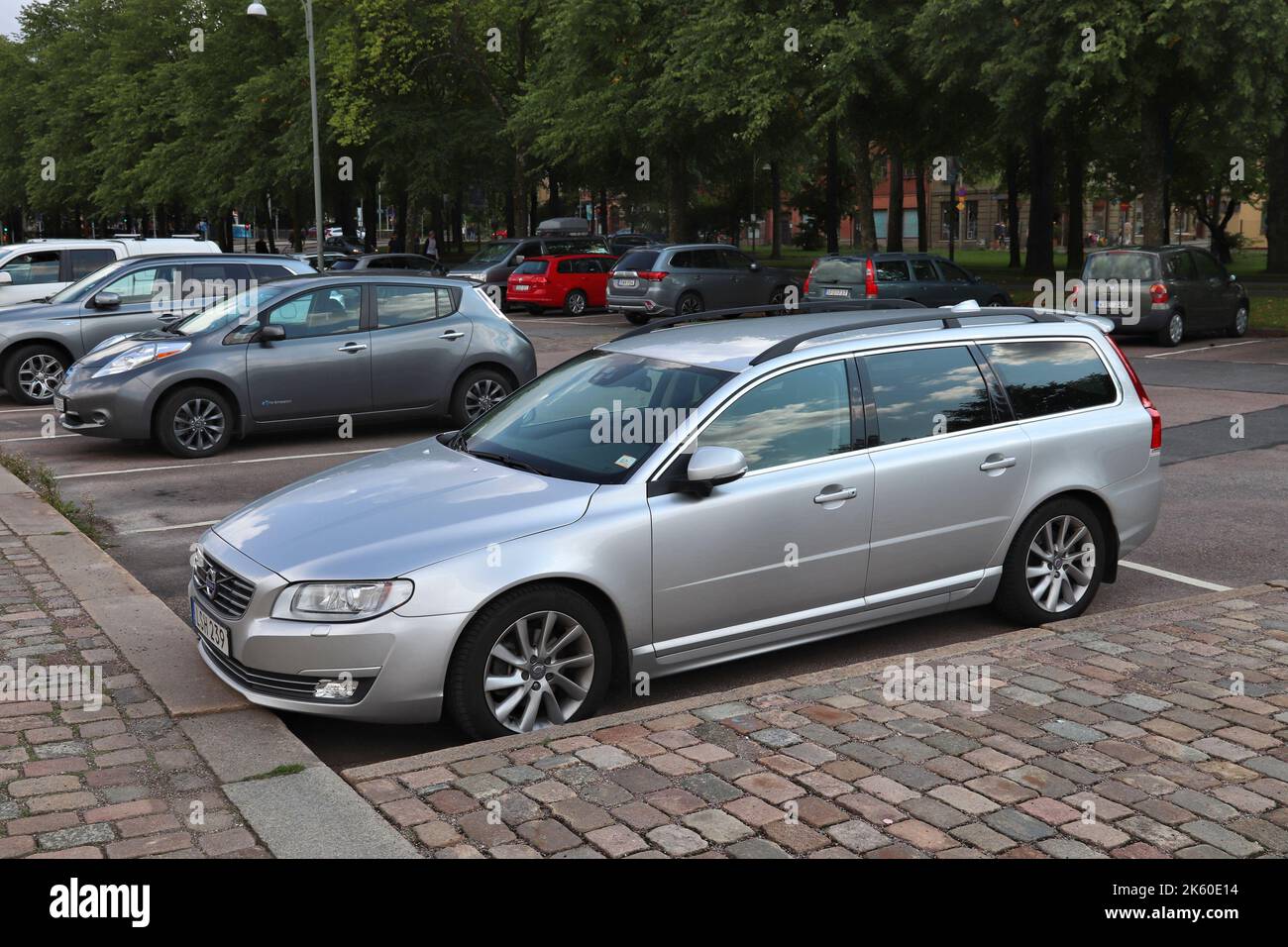 GÖTEBORG, SCHWEDEN - 26. AUGUST 2018: Volvo V70 silver Familie Kombi in Göteborg, Schweden geparkt. Es gibt 4,8 Millionen Pkw reg Stockfoto