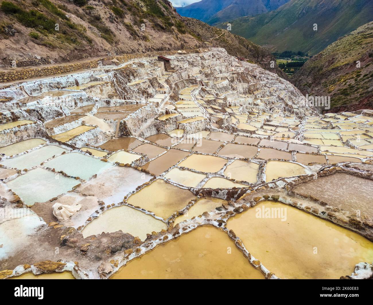 Die berühmten Salzteiche von Maras in Peru, Südamerika. Erbaut in AD200-AD900 von der Chanapata-Kultur, vor den Inkas, auf einer Höhe von 3.000 m. Stockfoto