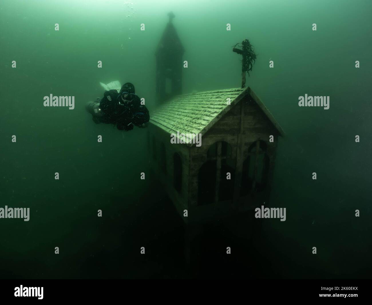 Das Dorf liegt am Ilsesee in Deutschland. Deutschland: DIE BILDER ZEIGEN EIN unglaubliches Unterwasser-Dorf, das auf dem Grund eines bayerischen Sees liegt. Stockfoto