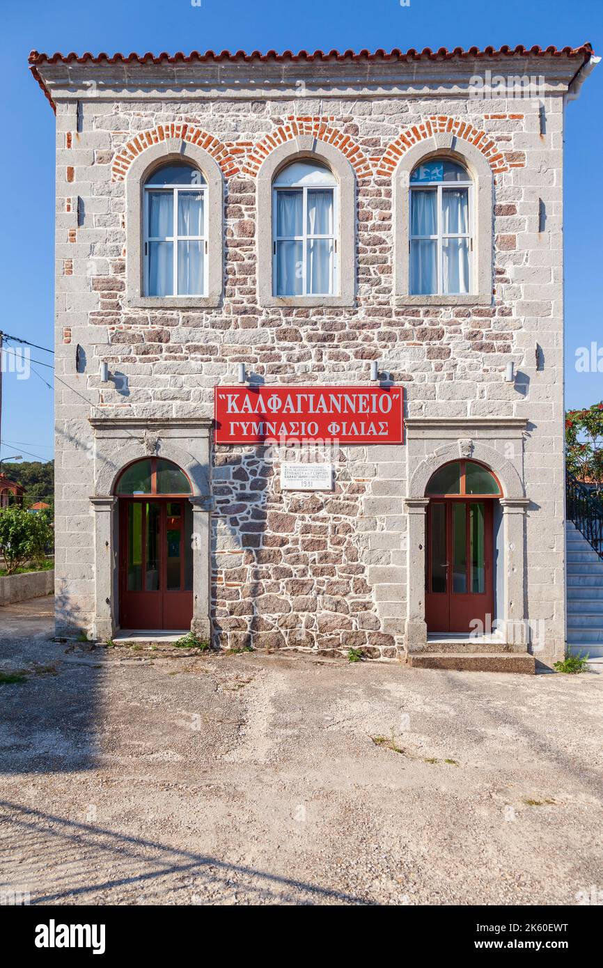 Das Kalfagianio Gymnasium des Dorfes Filia, auf der Insel Lesvos, wurde 1888 erbaut und ist ein historisches Denkmal aus Stein und ein ausgezeichnetes Gebäude. Stockfoto