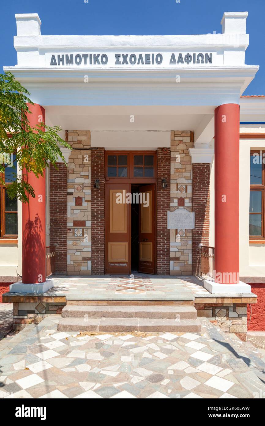 Lokale Grundschule des Dorfes Dafia, auf der Insel Lesvos, Griechenland. Es ist im modernen neoklassizistischen Stil mit hellen Farben und lokalem Stein gebaut. Stockfoto