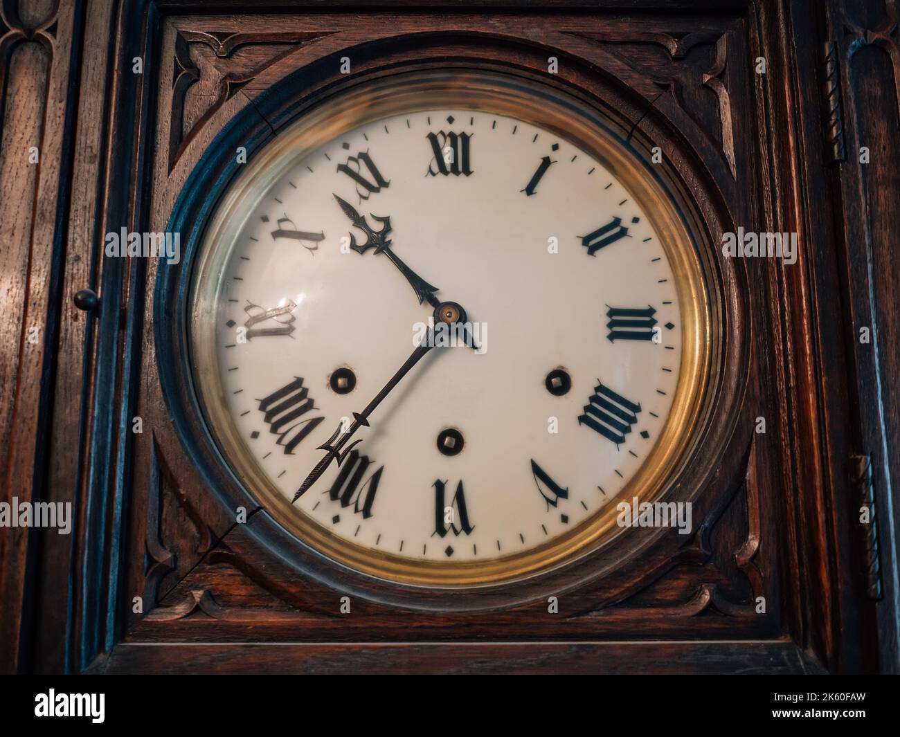 Alte antike Uhr aus dem 19.. Jahrhundert. Antiquitäten und Sammlerstücke. Stockfoto