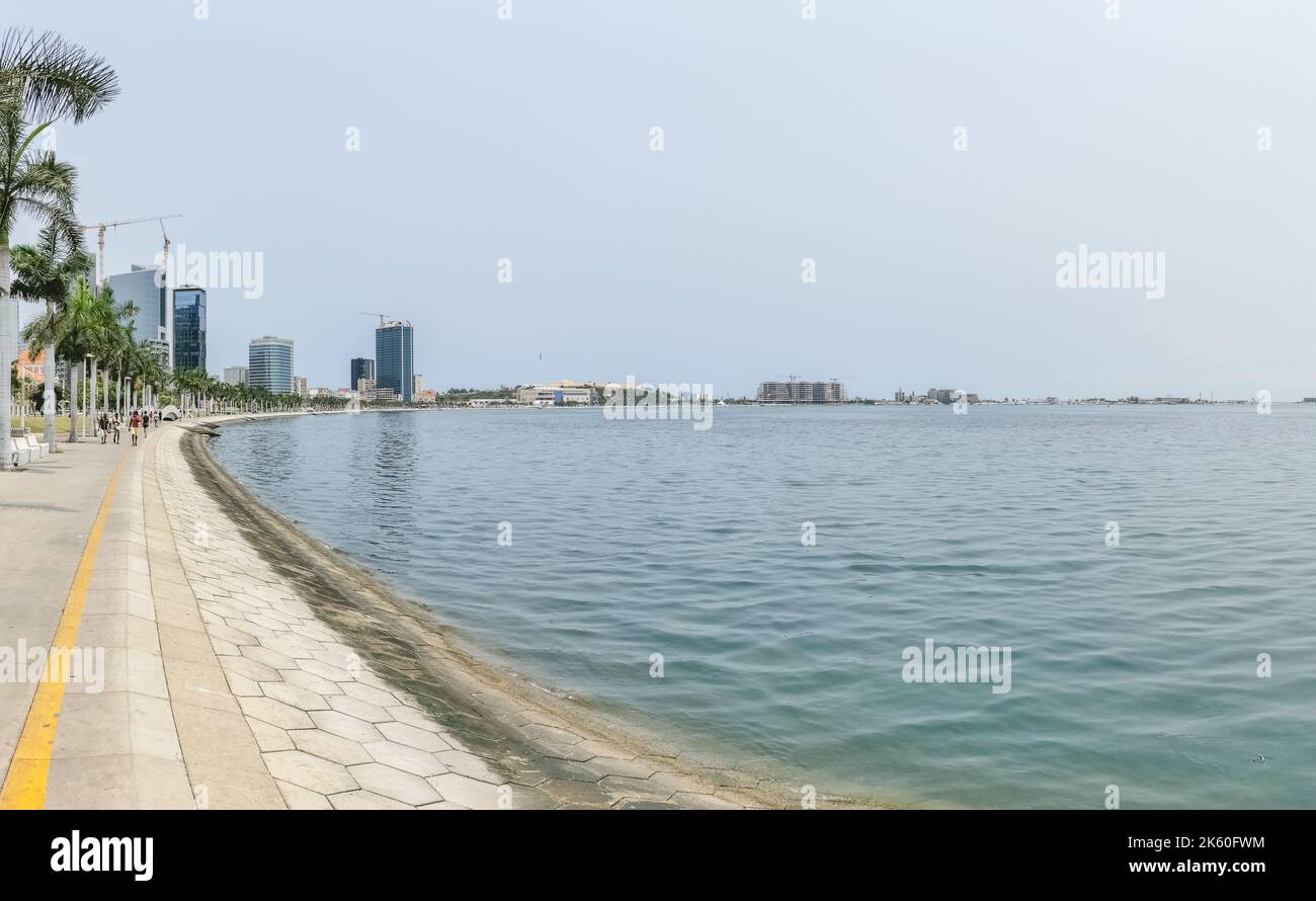 Luanda Angola - 09 17 2022: Panoramablick auf die Luanda Bucht und Luanda marginal, Fußgängerweg mit tropischen Palmen, Downtown Lifestyle, Taxi Stockfoto