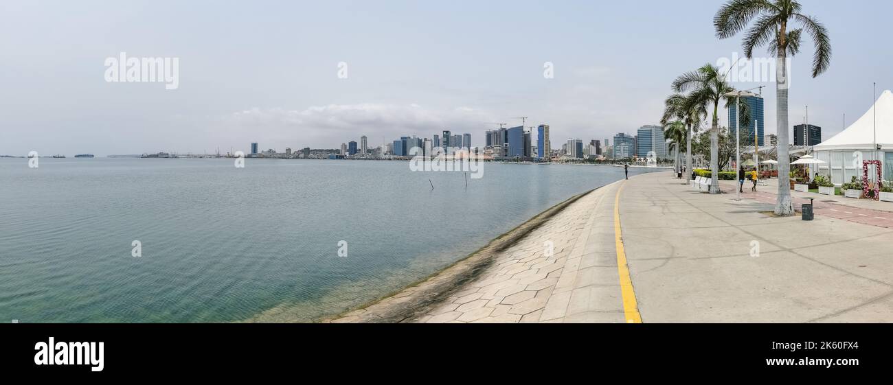 Luanda Angola - 09 17 2022: Panoramablick auf die Luanda Bucht und Luanda marginal, Fußgängerweg mit tropischen Palmen, Downtown Lifestyle, Taxi Stockfoto