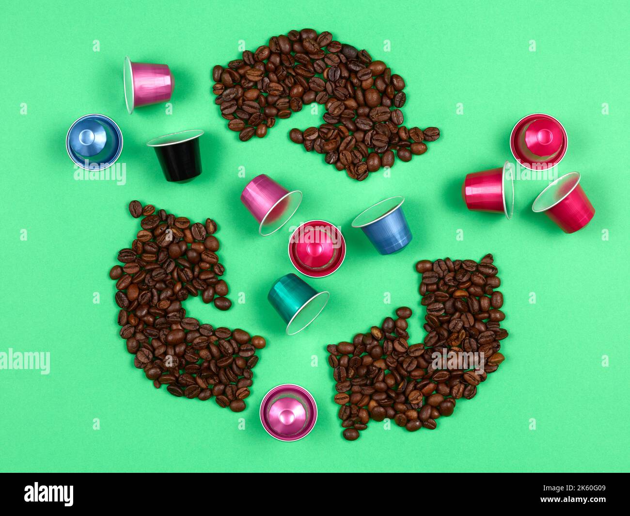 Recycling-Logo mit Kaffeebohnen, die Kaffeekapseln umgeben Stockfoto