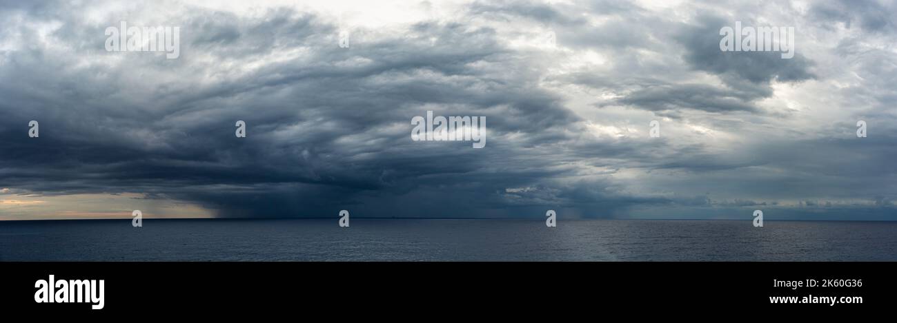 Dramatischer Himmel und Wolken während eines Sturms über dem Mittelmeer, Valencia, Spanien, Europa Stockfoto