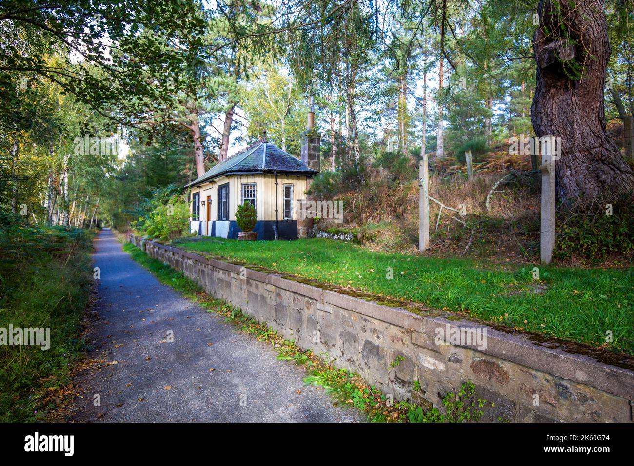 Der alte Bahnhof und Bahnsteig in Cambus O' May in der Nähe von Ballater in Royal Deeside, Aberdeenshire, Schottland Stockfoto