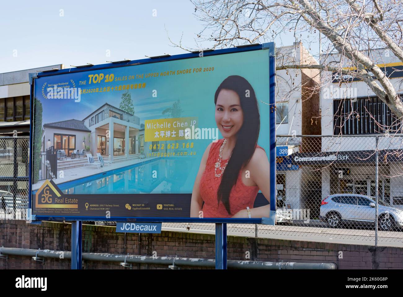 Ein Beweis für die multikulturelle Gesellschaft Sydneys und Australiens, eine mehrsprachige Werbetafel für einen Immobilienmakler in Lindfield, Sydney, Australien Stockfoto