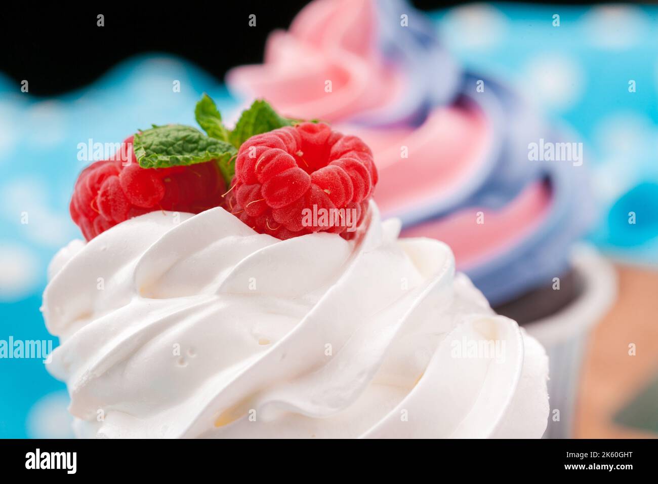 Seitenansicht von leckeren Cupcakes mit verschiedenen Geschmacksrichtungen. Auf den Tisch geschossen Stockfoto