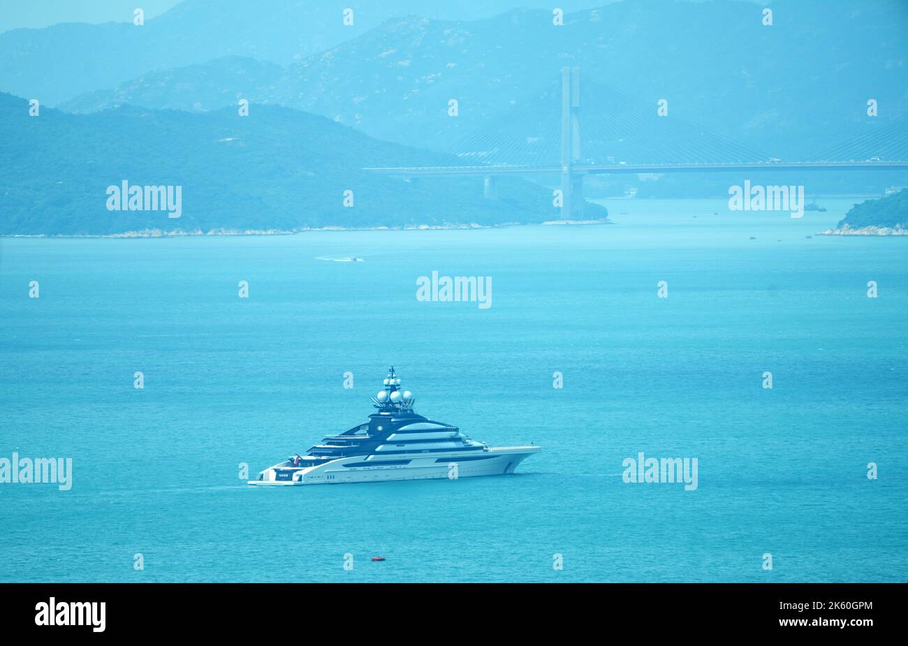 Hongkong - Oktober 11 2022: Die Yacht Sails des Milliardärs im Hafen von Victoria wird sanktioniert. Russische Unternehmen, die aus den westlichen Finanzhauptstädten ausgesperrt wurden, erkunden Hongkong während des ukrainischen Krieges Stockfoto