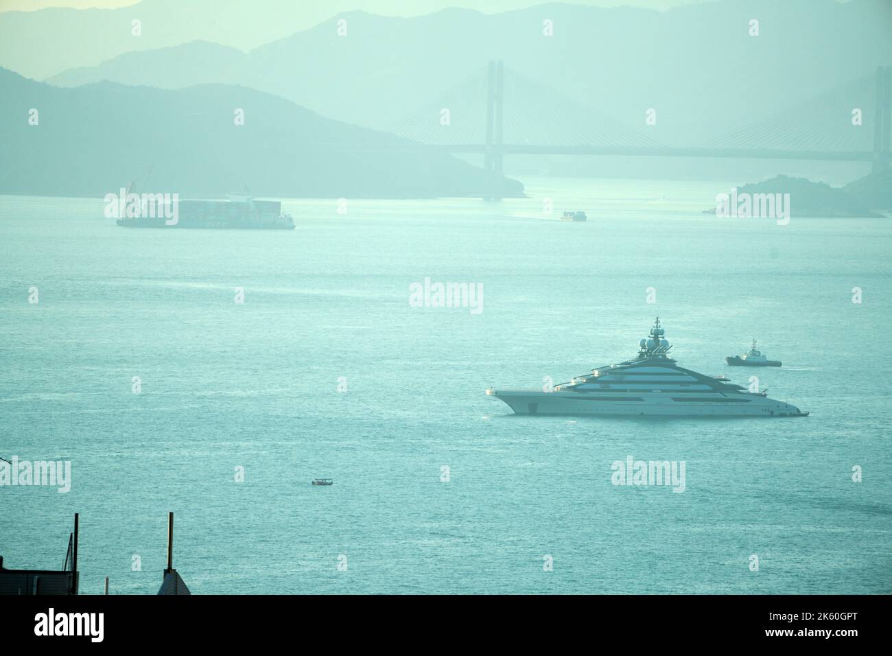 Hongkong - Oktober 11 2022: Die Yacht Sails des Milliardärs im Hafen von Victoria wird sanktioniert. Russische Unternehmen, die aus den westlichen Finanzhauptstädten ausgesperrt wurden, erkunden Hongkong während des ukrainischen Krieges Stockfoto