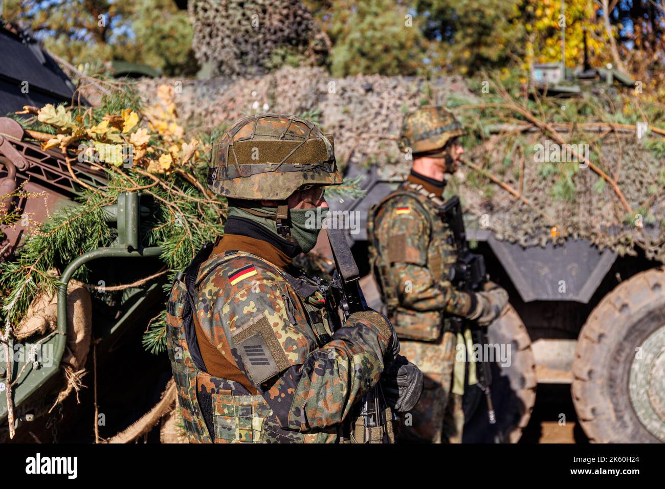 Rukla, Litauen - 2022. Oktober 10: Deutschland NATO-Soldaten mit voller Soldatenausrüstung. Die Organisation Des Nordatlantikvertrags Stockfoto