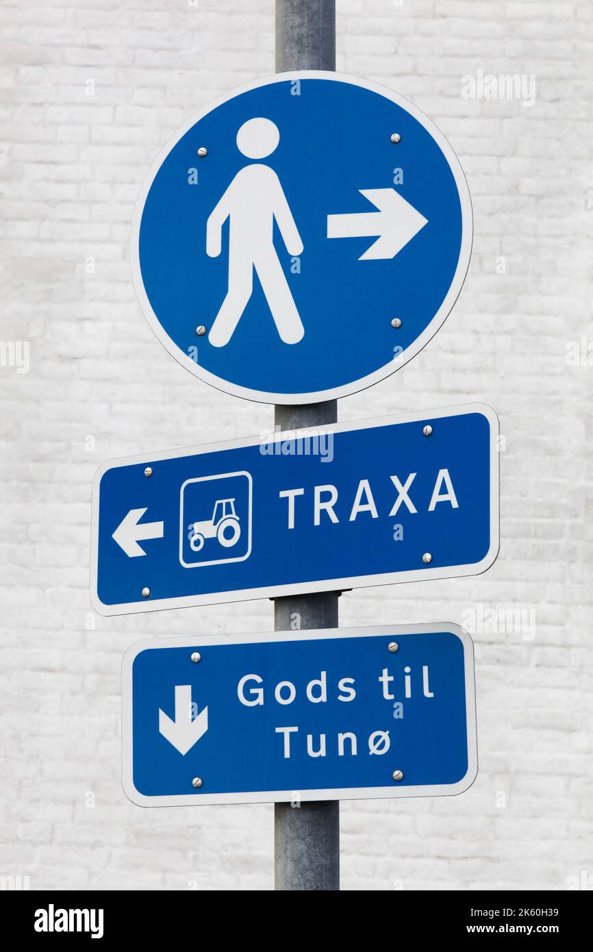 Straßenschilder auf einer Stange auf der Tuno-Insel, Dänemark, mit Waren an Tuno, die Götter bis Tuno genannt werden, und Traxi, die Traxa in dänischer Sprache genannt werden Stockfoto