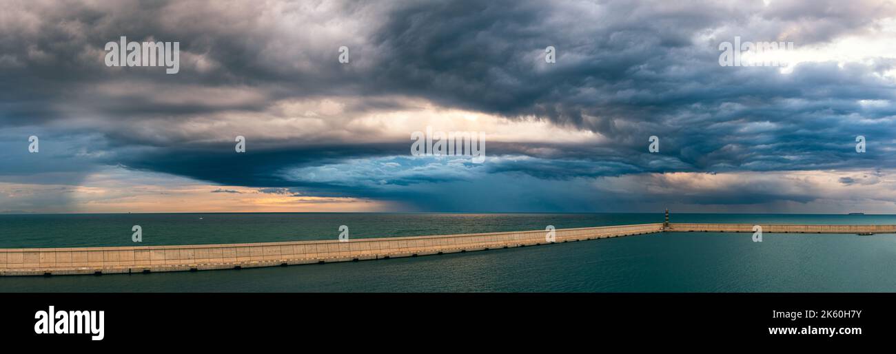 Dramatischer Himmel und Wolken während eines Sturms über dem Mittelmeer, Valencia, Spanien, Europa Stockfoto