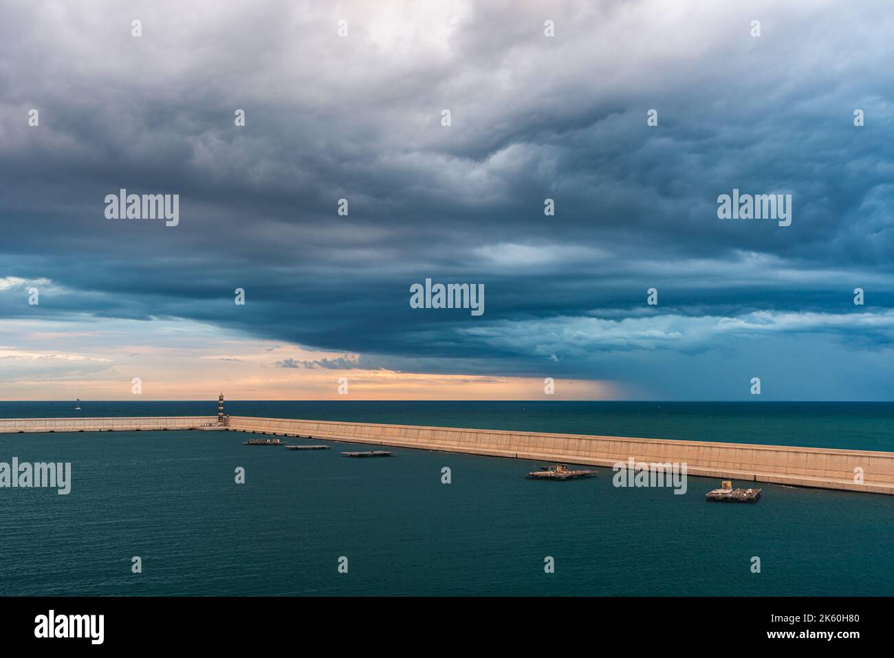 Dramatischer Himmel und Wolken während eines Sturms über dem Mittelmeer, Valencia, Spanien, Europa Stockfoto
