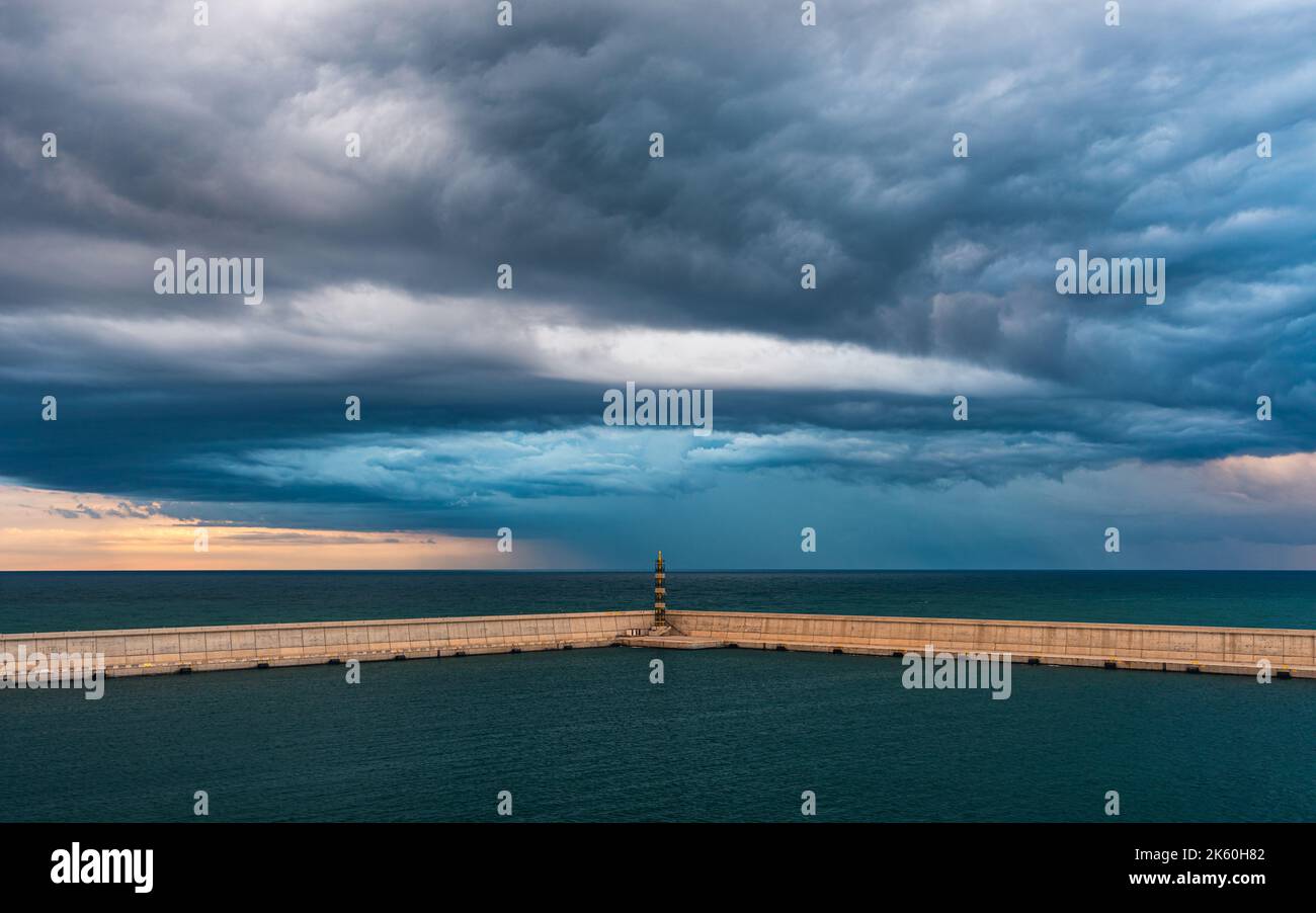 Dramatischer Himmel und Wolken während eines Sturms über dem Mittelmeer, Valencia, Spanien, Europa Stockfoto