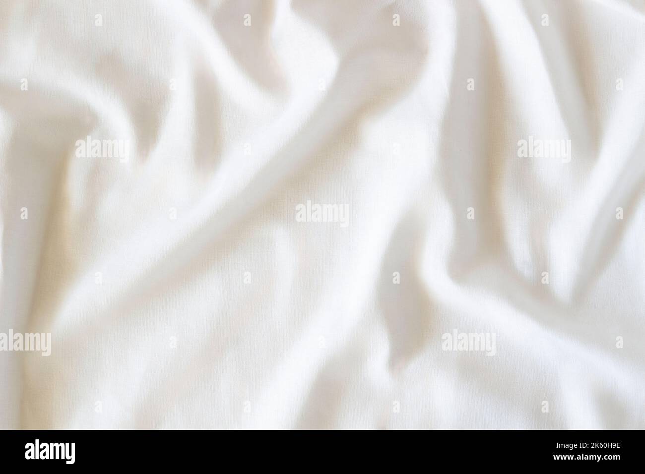 Weiß zerknittert Leinen Stoff Textur Hintergrund. Natürliche Leinen Bio-Textilien Leinwand Hintergrund. Draufsicht Stockfoto